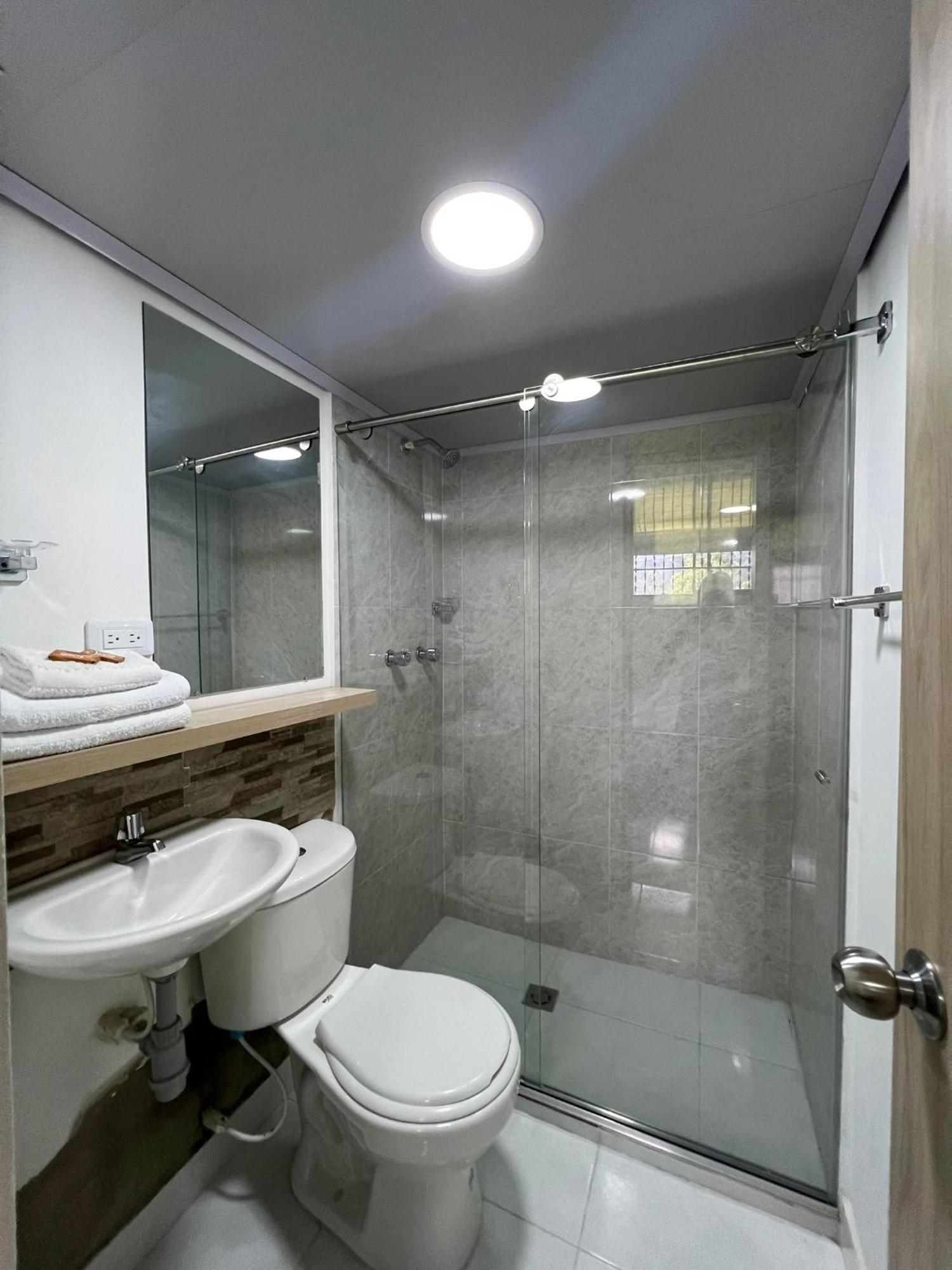 Hotel Adel 마니살레스 외부 사진